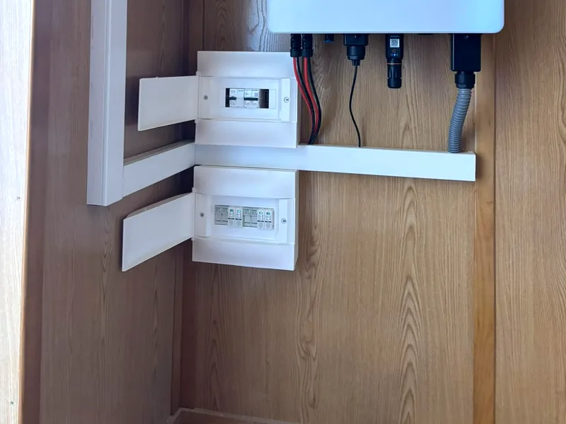Inversor híbrido y cuadros de protección de una instalación con acumulación