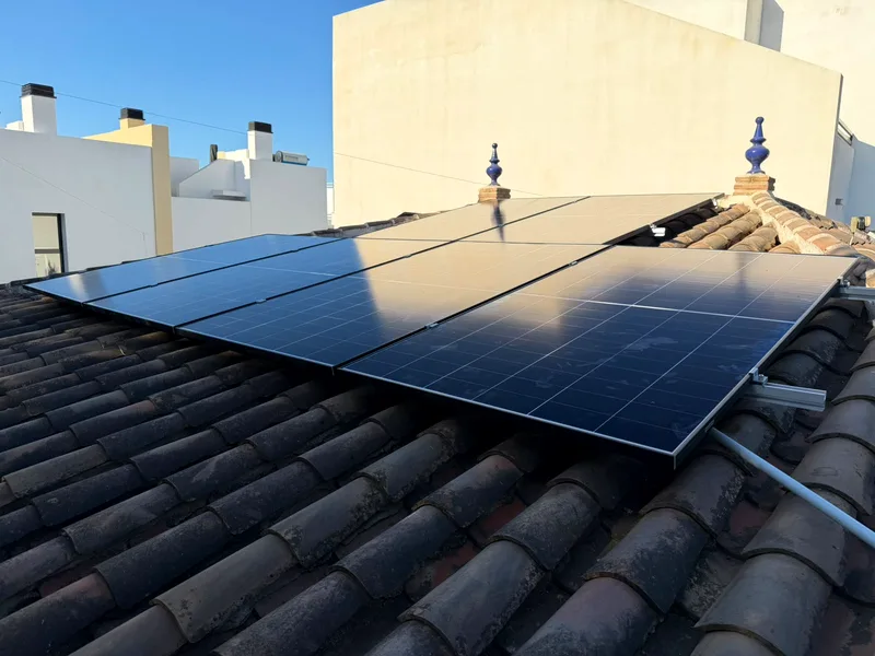 Paneles solares montados sobre la azotea de un edificio